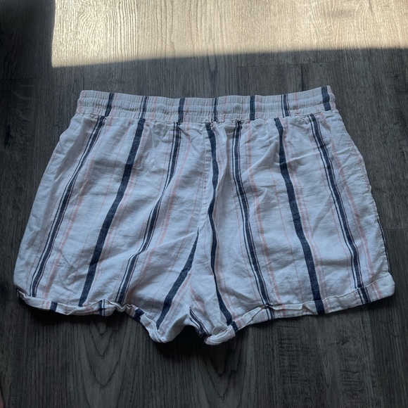 GUESS Striped Shorts - Picture 2 of 5